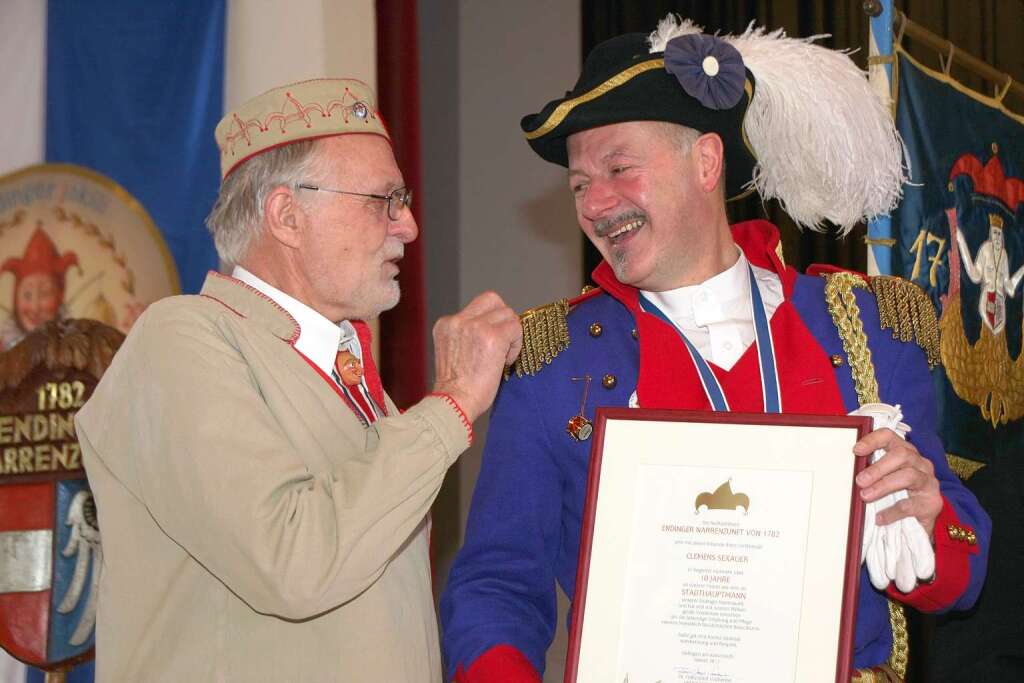Narrenvesper 2013: Zu zehn Jahre Stadthauptmann gratuliert Vorgnger Theo Fleig Amtsinhaber Clemens Sexauer.