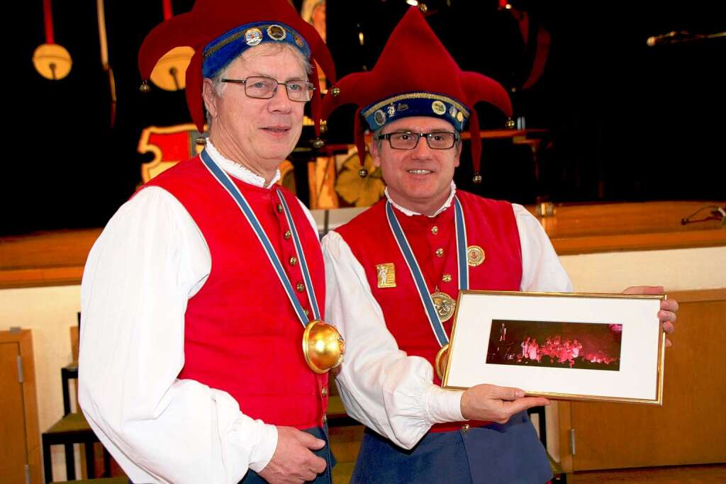 Narrenvesper 2013: Dank und Anerkennung fr 20 Jahre Besenmann gibt es fr Gerhard Rowog (links) von Nachfolger Michael Grtner.