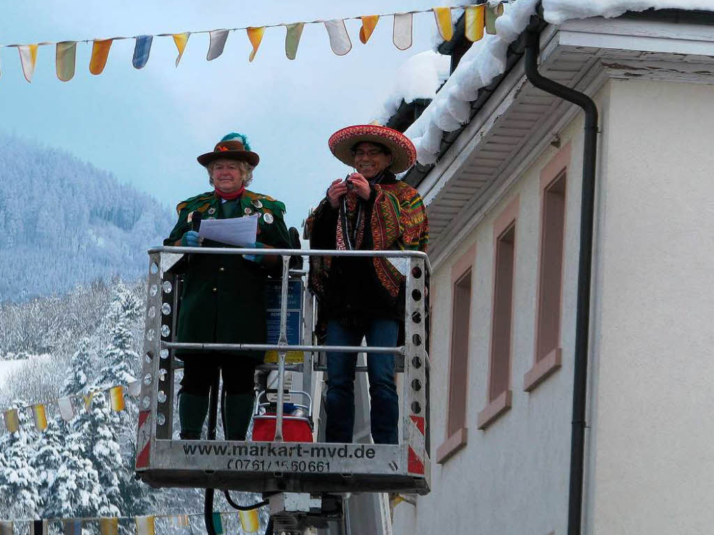 Jubilumsfasnetumzug der Zainemacherzunft Buchenbach:Zunftvorsitzende Martina Frle und Brgermeister Harald Reinhard moderierten aus luftiger Hhe