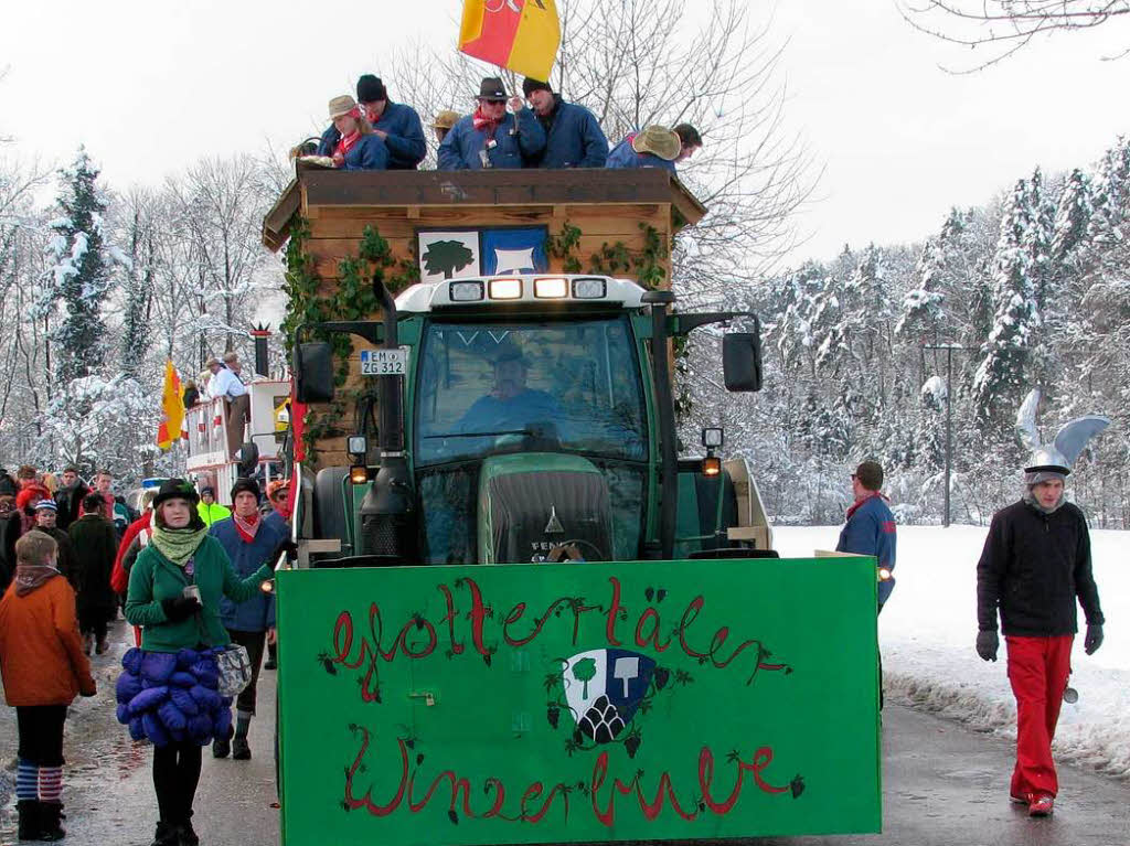 Jubilumsfasnetumzug der Zainemacherzunft Buchenbach: Festwagen der Glottertler Winzerbuebe