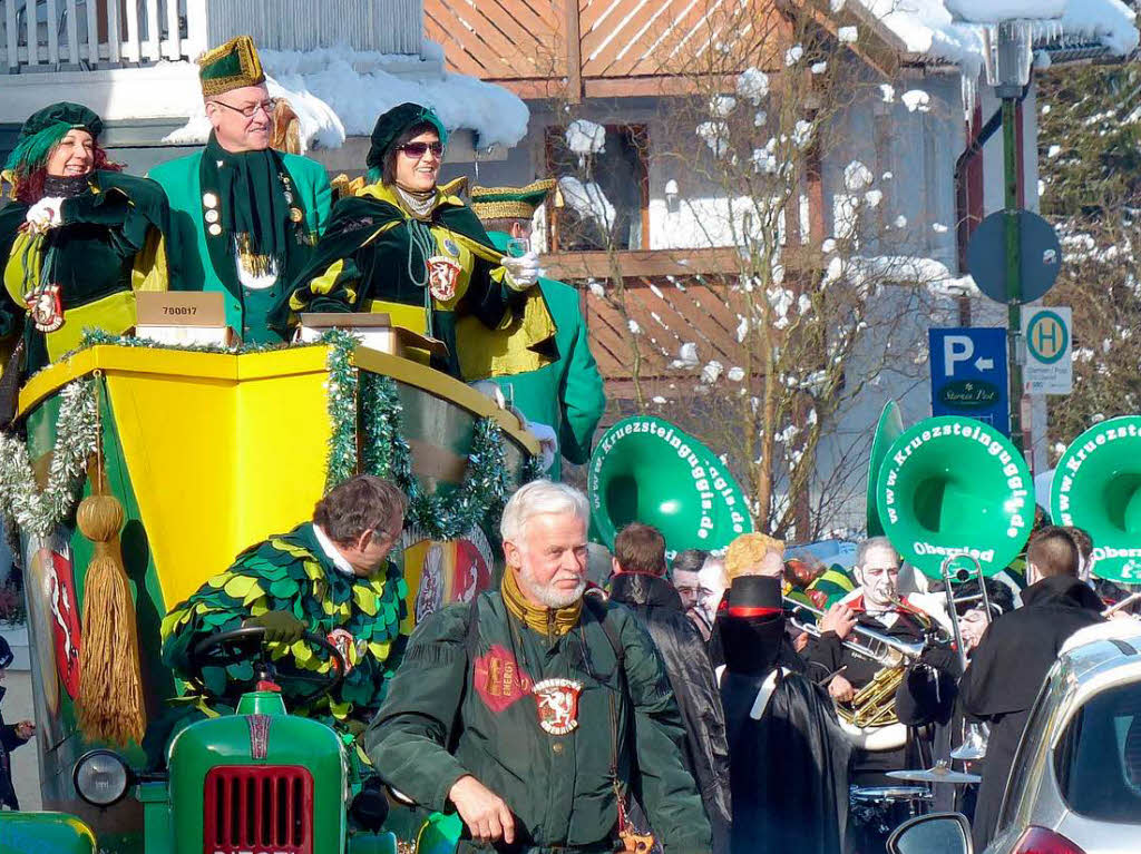 Oberried: Wagen der Narrengilde mit Guggis im Hintergrund