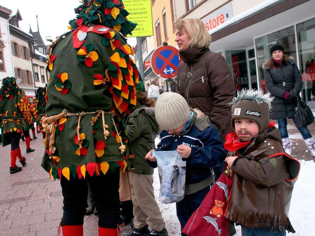 Verkleidet sumten die Kinder den Umzugsweg in Schopfheim.