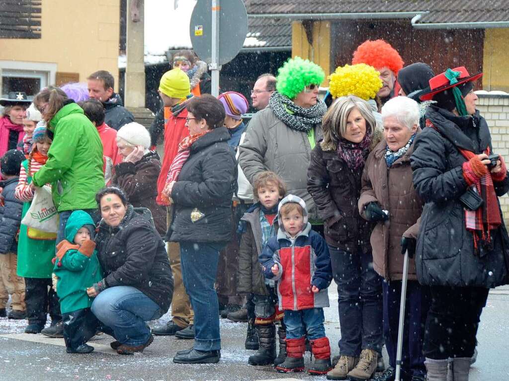 Obwohl es frostig kalt war und schneite, harrten viele Besucher geduldig am Straenrand aus.