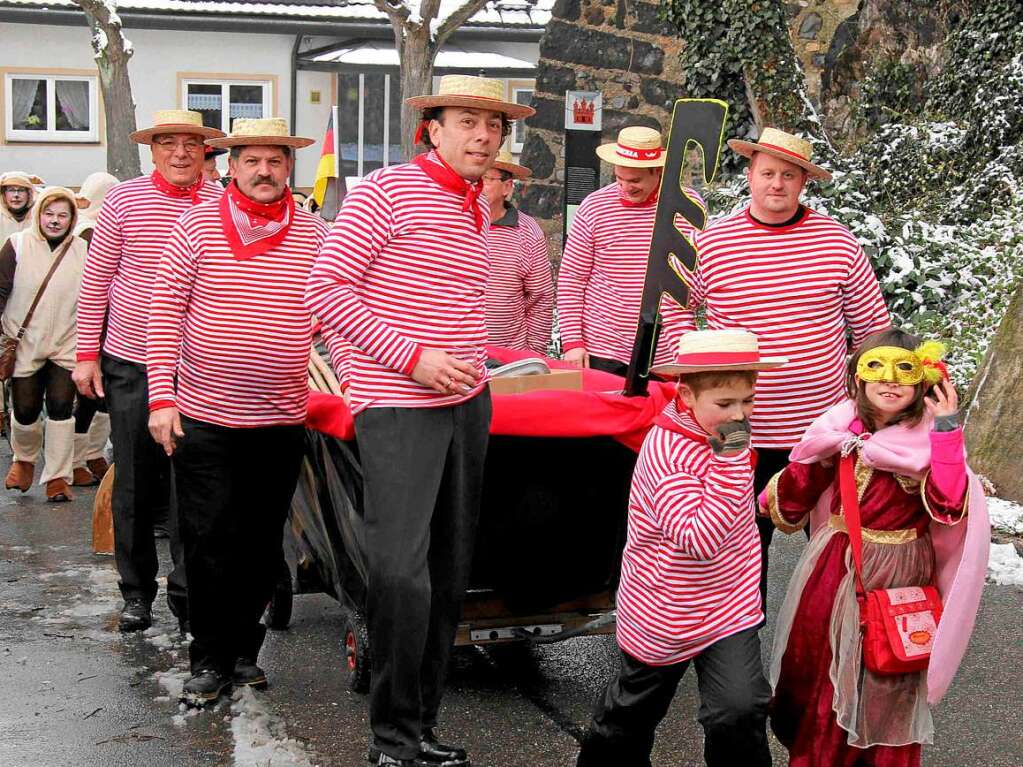 Beim Fasnachtsumzug wirkten die Burkheimer Angler als Gondolieri mit.