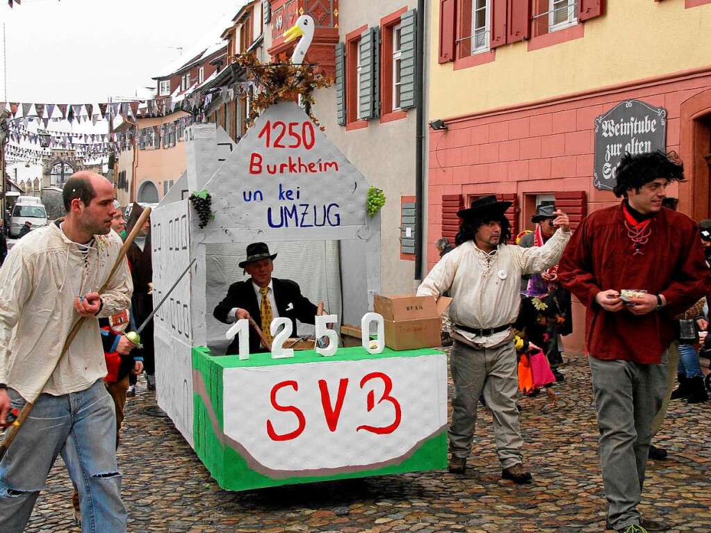 Zum Fasnachtsumzug kam der Burkheimer Sportverein mit seinem Festzugwagen.