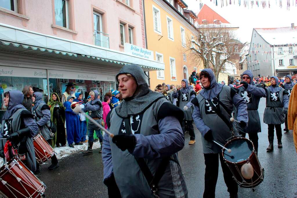 Der Fanfarenzug fhrte zusammen mit der Narrenpolizei und den Hexen den nrrischen Lindwurm an.
