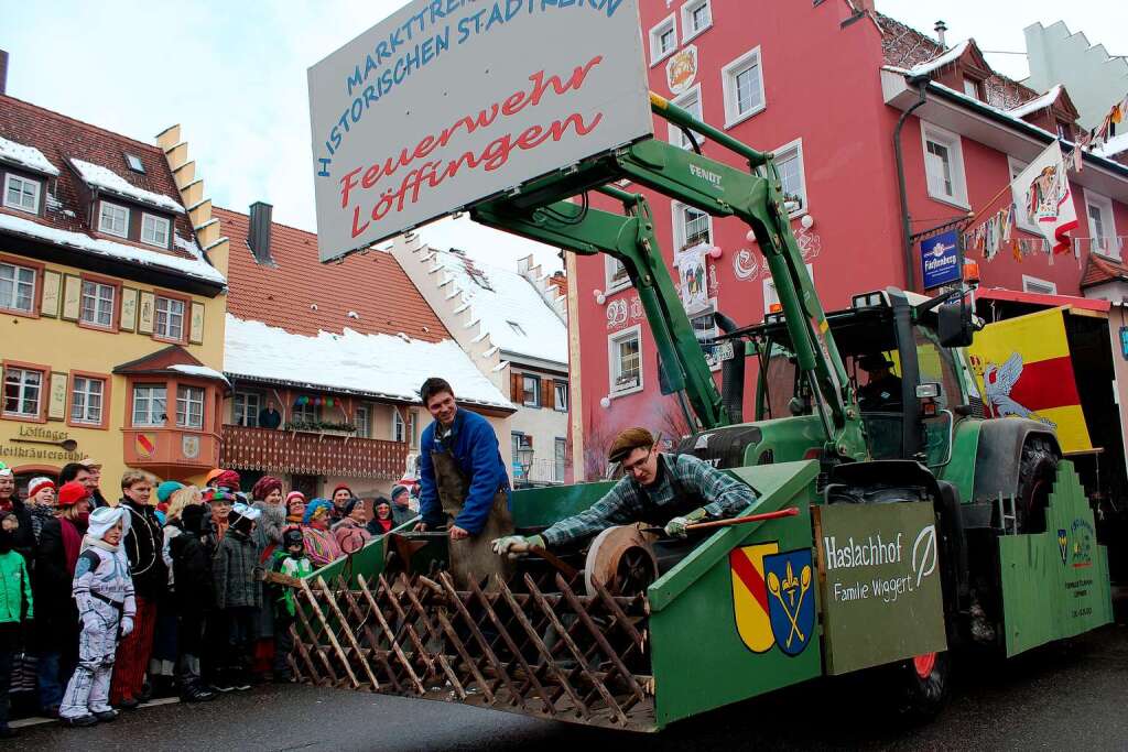 Die Lffinger Feuerwehr lsst das Mittelalter beim Markttreiben am Maienlnder Tor aufleben.