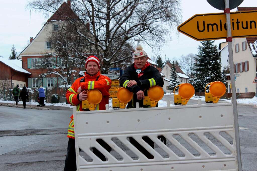 Feuerwehrkommandanten unter sicht: Ernst Fechti (rechts) und Heiko Fehrenbach hatten den Verkehr beim Umzug im Griff.