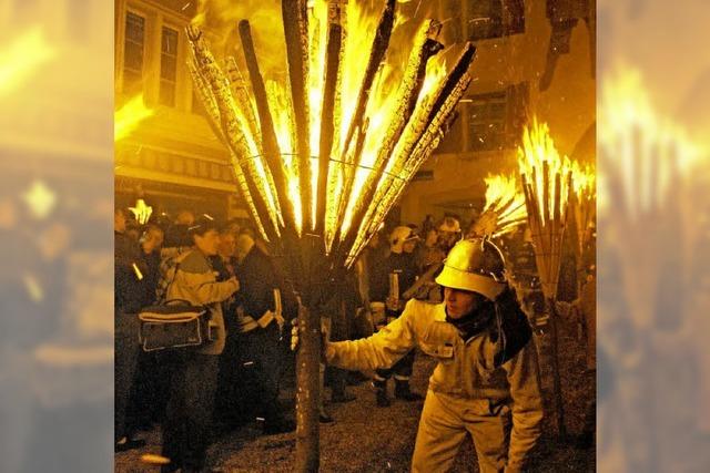 Chienbse-Umzug mit Feuerwagen durchs Schweizer Liestal