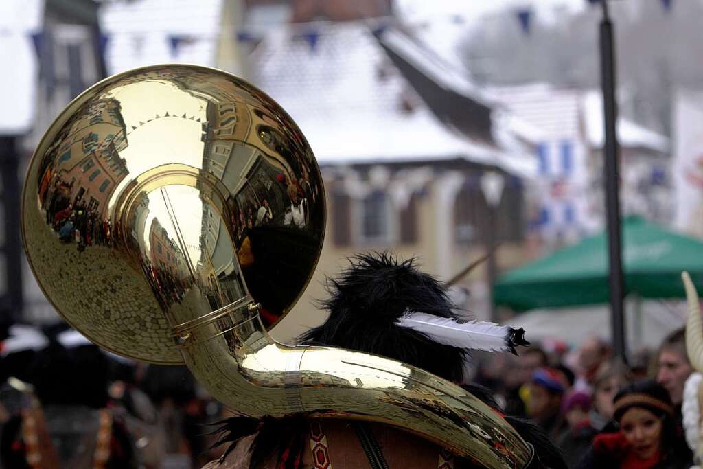 Endinger Fasnetumzug am Fasnetmndig: Glnzendes Blasinstrument statt Narrenspiegel