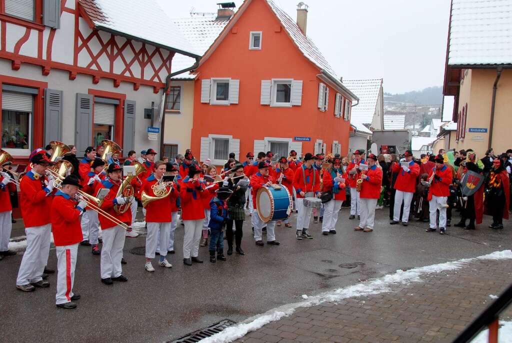 Der Musikverein Kiechlinsbergen stimmte die Narren  und Umzugsteilnehmer auf den Rosenmontagumzug ein.