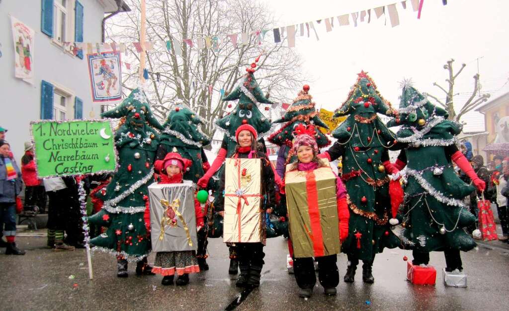 Umzug in Nordweil: Tanzende Weihnachts-Fasnetbume