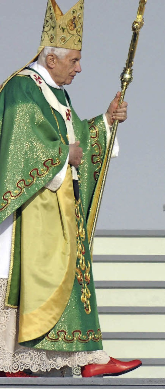 Der Papst geht: Benedikt XVI. mit dem ...ten Messgewand fr den Freiburg-Besuch  | Foto: dapd