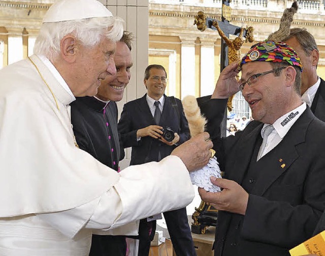 Eine weie Narrenkappe fr den Papst: ...te sie 2010 bei einem Treffen in Rom.   | Foto: Servizio Fotografico