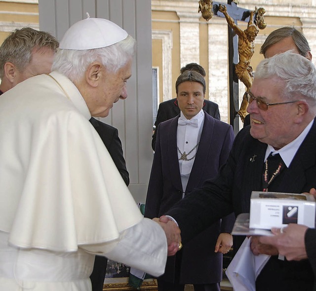 Papst Benedikt XVI. empfngt Ende Mrz...aus Siegelau bei einer Audienz in Rom.  | Foto: Privat