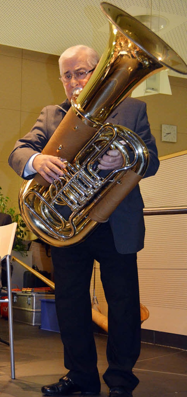 Abschiedskonzert nach 49 Jahren: Tuba-...asquale Trotta begeisterte die Gste.   | Foto: Krais-Gut,mann