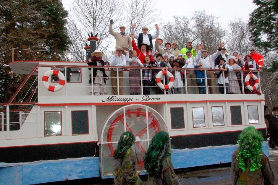 Narren in Eis und Schnee Die Denzlinger Mississippi-Queen der Tauzieher: (Foto: Cornelius Welsch) Narren in Eis und Schnee Die Denzlinger Mississippi-Queen der Tauzieher: (Foto: Cornelius Welsch)