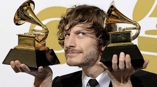 Der Snger Gotye mit zwei seiner drei goldenen Grammophone   | Foto: AFP