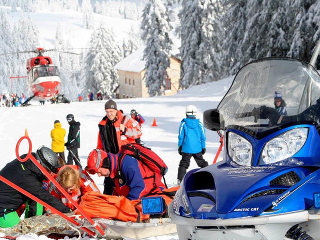 Am Feldberg: Ein Junge wird per &#8222...20;-Schlitten und Helikopter gerettet   | Foto: Eckert (Bergwacht)