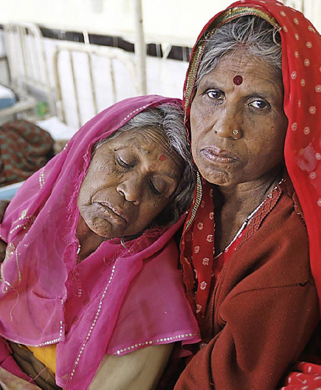 Eine verletzte Pilgerin (links) wird v...ten in einer Krankenstation gepflegt.   | Foto: DPA