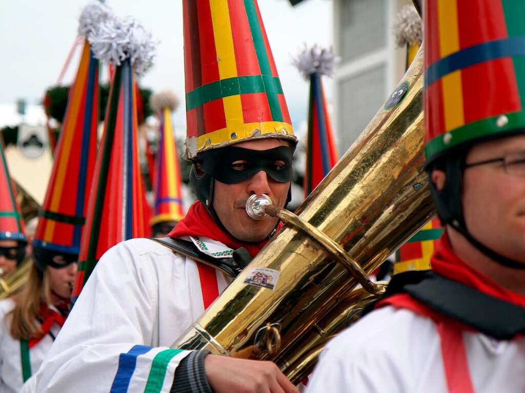 … und die Stadtmusik begleiten den Zug.