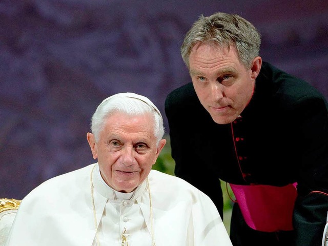 Benedikt XVI. mit seinem Sekretr Georg Gnswein.  | Foto: dpa