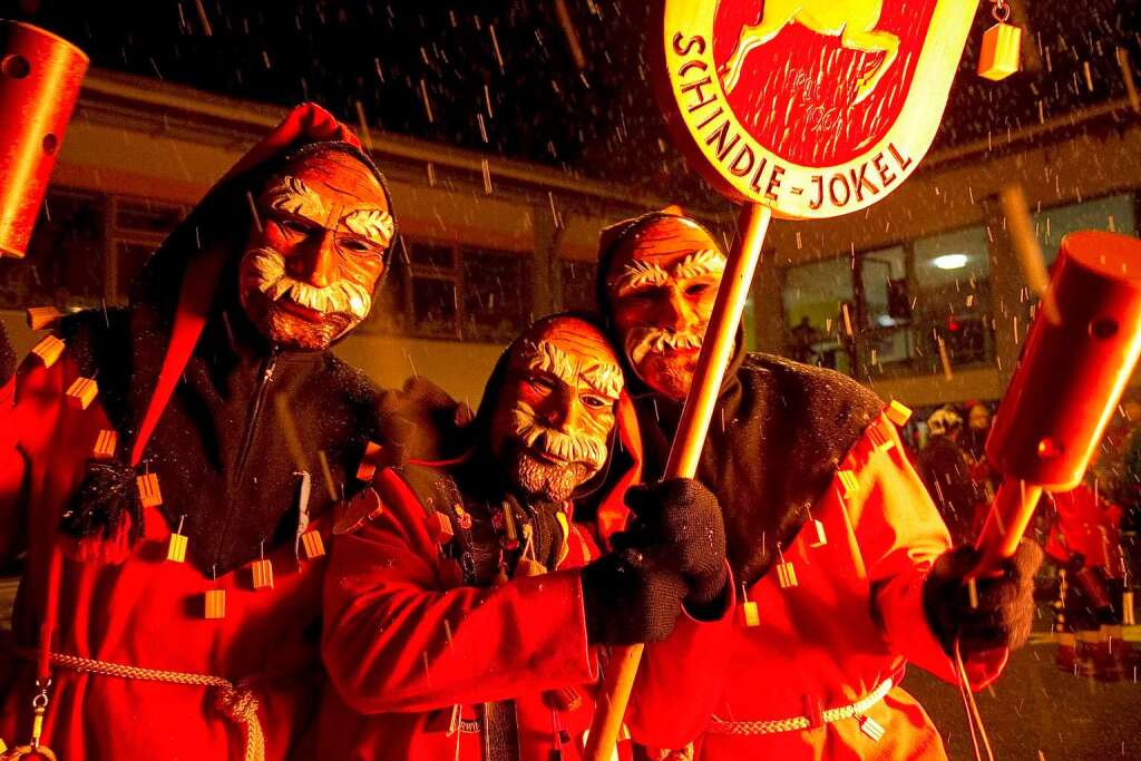 Der Fackelumzug der Schindeljokel aus Niederwinden. Der Fackelumzug der Schindeljokel aus Niederwinden.