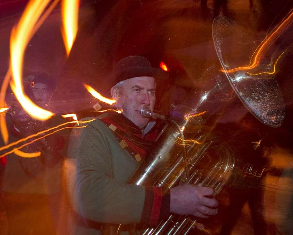 Der Fackelumzug der Schindeljokel aus Niederwinden. Der Fackelumzug der Schindeljokel aus Niederwinden.