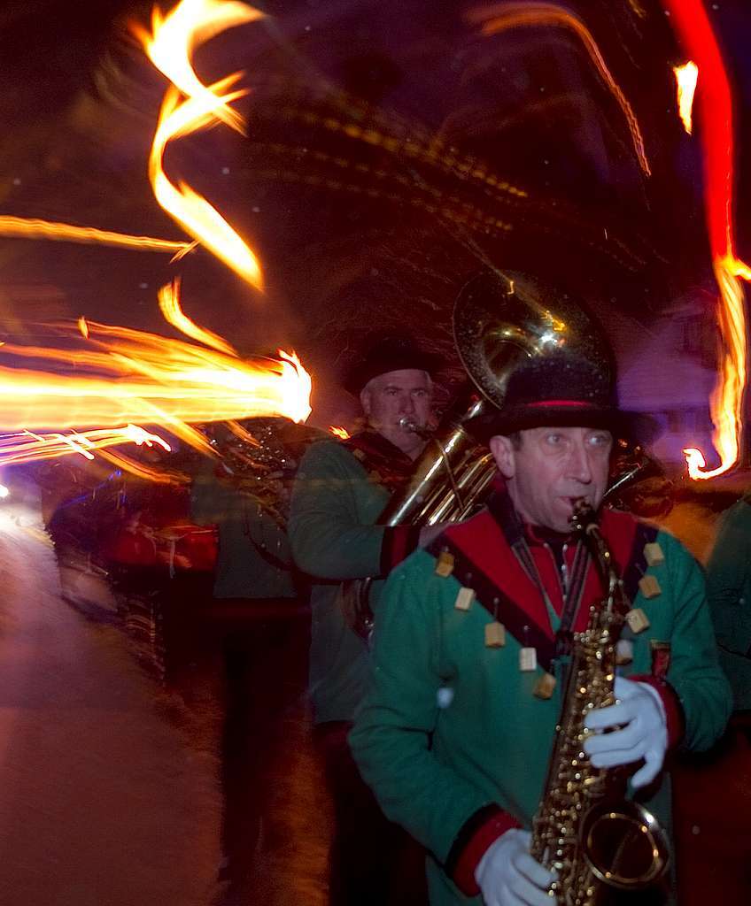 Der Fackelumzug der Schindeljokel aus Niederwinden. Der Fackelumzug der Schindeljokel aus Niederwinden.