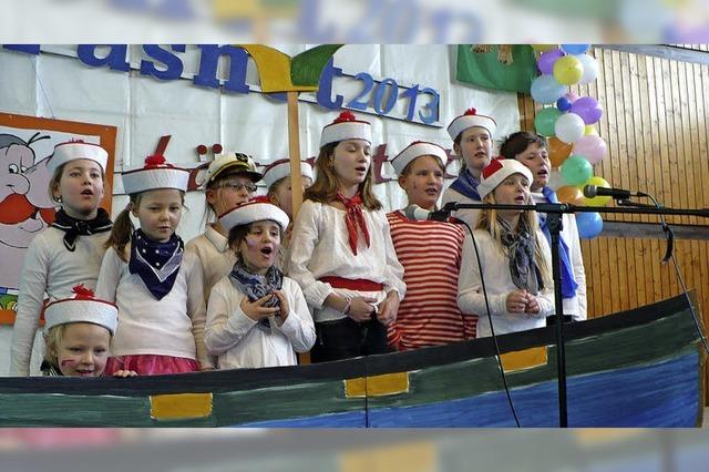 Kleine Narren feiern singend und spielend Fasnet