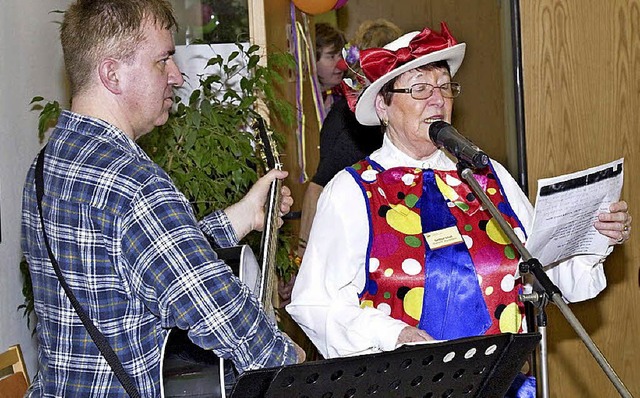 Timo Haag an der Gitarre und Gertrud Schell als Bttenrednerin   | Foto: BZ