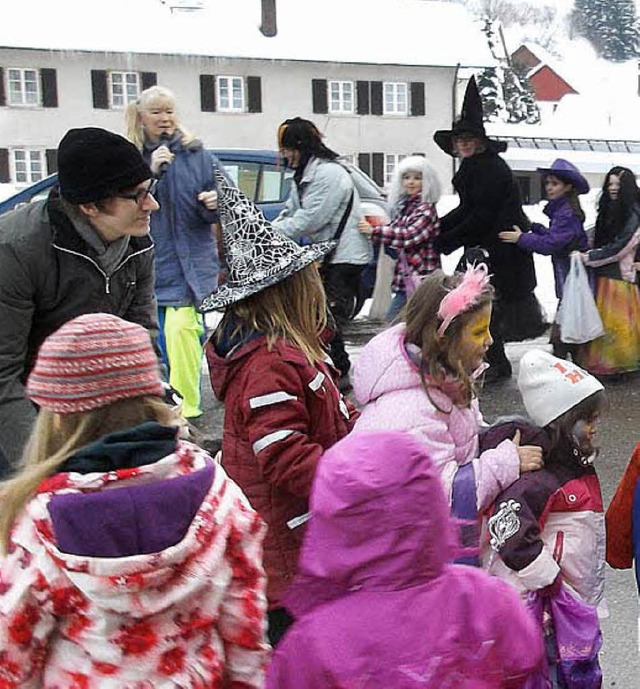 Froh gelaunt zogen die Kinder beim Kin...htsball durch das verschneite Marzell.  | Foto: kanmacher