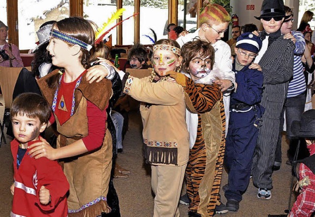 Zu den Klngen der Zpflemusik wrmten...r Polonaise fr die Kinderfasnet  auf.  | Foto: spi