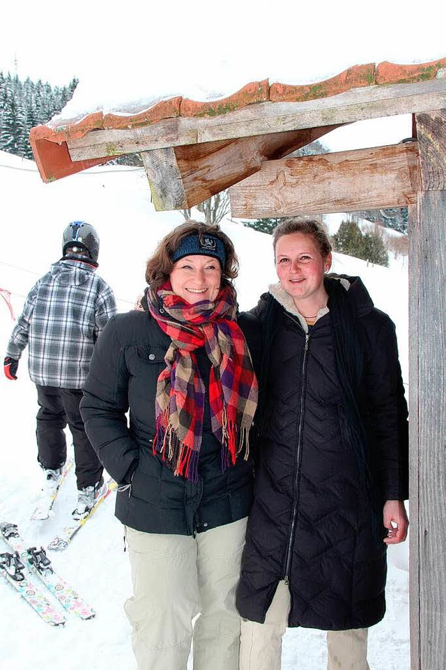 Susanne Rass vom Skiclub (l.) freut si...eine Skiliftbetreuerin gefunden wurde.  | Foto: Rolf-Dieter  Kanmacher