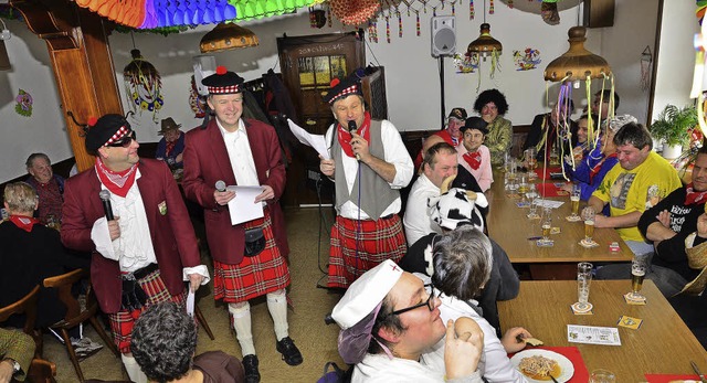 Die  Mnnerfasnacht im Ochsen bot gest...ernhard Striegel und James Rderer.     | Foto: Dieter Erggelet