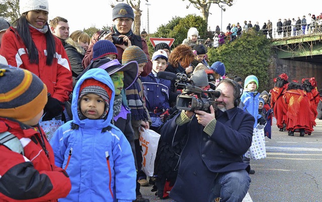 Diego Dujardin filmt den groen Fasnac...ug mit seinen Zuschauern und Gruppen.   | Foto: Martina Proprenter