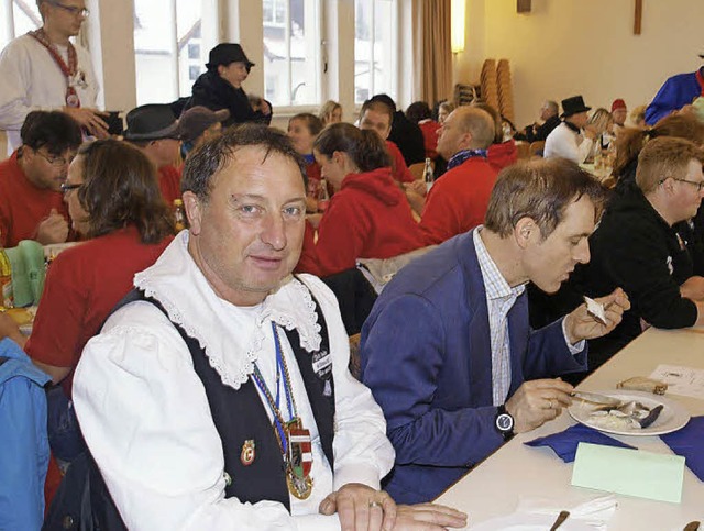 Brgermeister Jrg Lutz (rechts) lie ...sitives Fazit der fnften Jahreszeit.   | Foto: Albert Greiner
