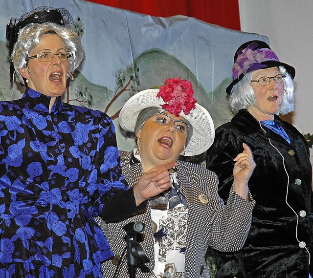 In Form waren die drei munteren Damen ... Ruth Bchle-Weigend und Pia Schuble   | Foto: Brigitte  Chymo