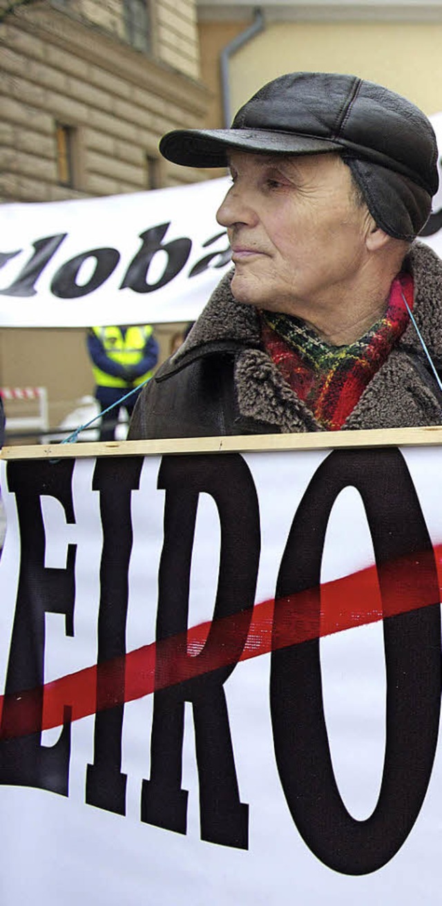 Nicht alle Letten wollen den Euro: Protest in Riga.  | Foto: AFP