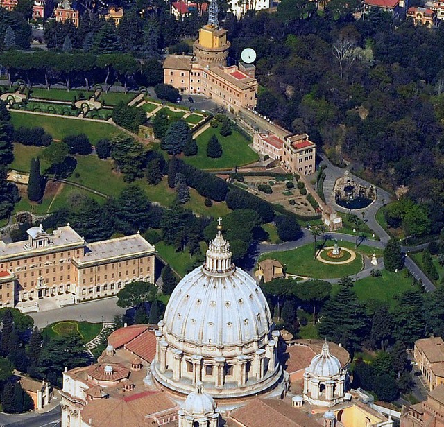 In dem Gebude hinter dem Petersdom in...in dem der Papst knftig wohnen soll.   | Foto: DPA