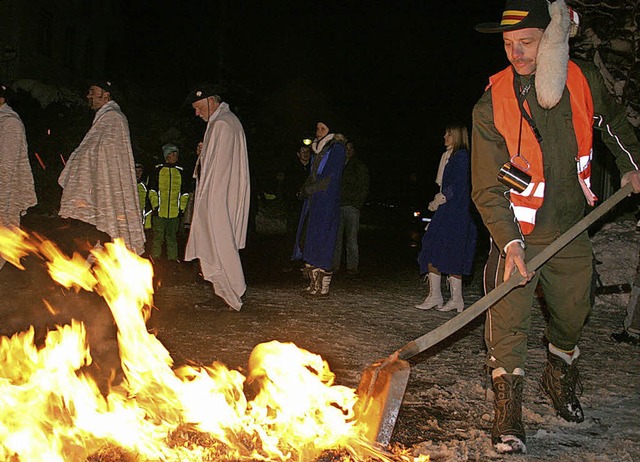 Das Ende der Grwihler Fasnacht: Andre... der Flammen gestern Abend  den Rest.   | Foto: Peter Schtz
