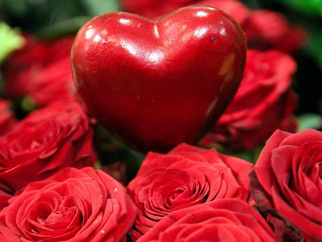 Das beliebteste Geschenk am Valentinstag und Symbol fr die Liebe: Rote Rosen.   | Foto: dpa