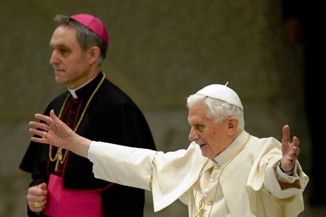 Papst Benedikt von Gläubigen umjubelt – 