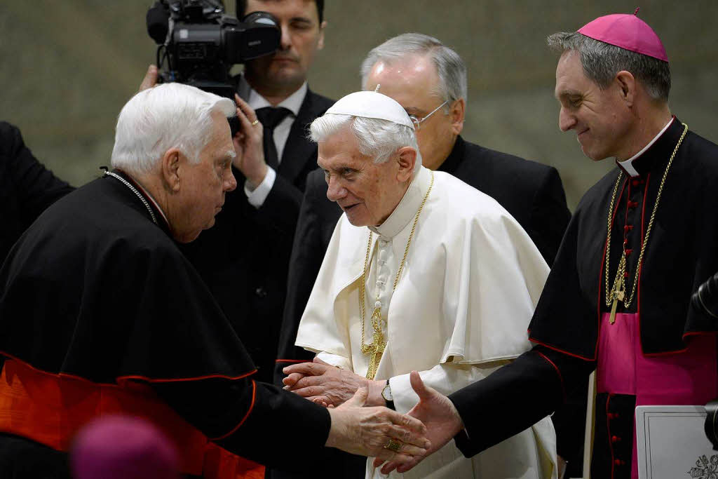 Papst Benedikt VXI. mit Georg Gnswein und dem US-Kardinal Bernhard Francis Law.