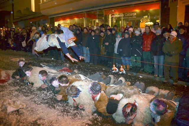 Sprunghaftes Treiben der Alten Wiiber in Zell