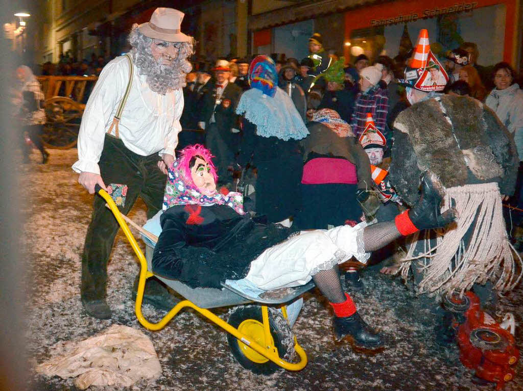 Sprünge und andere akrobatische Einlagen spektakulärer Art boten heuer wieder die Alten Wiiber. Sprünge und andere akrobatische Einlagen spektakulärer Art boten heuer wieder die Alten Wiiber.