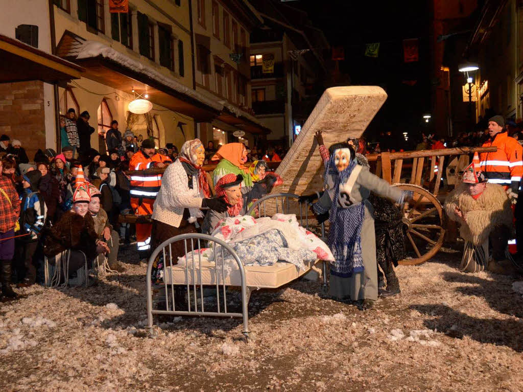 Sprünge und andere akrobatische Einlagen spektakulärer Art boten heuer wieder die Alten Wiiber. Sprünge und andere akrobatische Einlagen spektakulärer Art boten heuer wieder die Alten Wiiber.