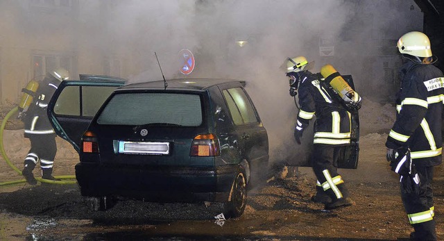 Auf den Resten des Fansnetfeuers auf d...hen Morgenstunden ein Auto in Brand.   | Foto: Kamera 24