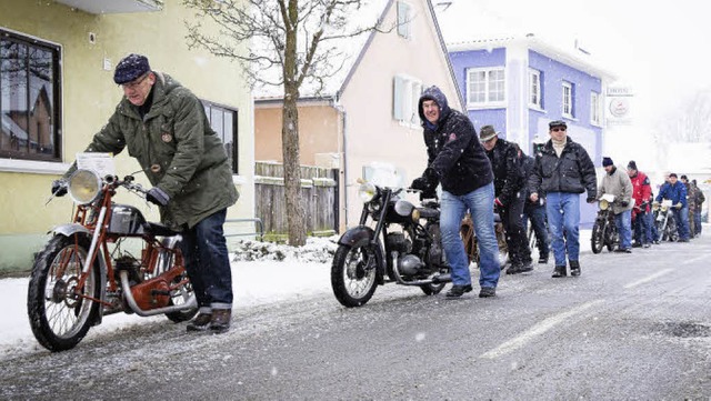 Umzug im Schneegestber: Die Motorrder werden  ins Museum geschoben.   | Foto: Dorothee Philipp