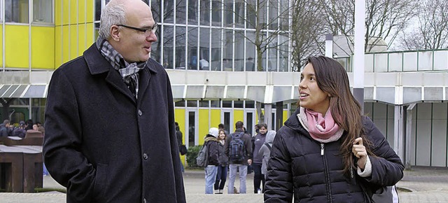 Spaziergang ber den Campus: Helmut Sc... einem Praktikumsplatz seine Hilfe an   | Foto: hochschule